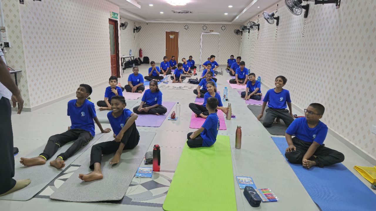 Students in Achievers Mind Academy shirts taking part in a Super Memory Programme group session